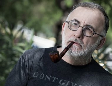 Δύναμη ψυχής από τον Θάνο Μικρούτσικο: «Δεν φοβάμαι τον καρκίνο! Θα τον δυσκολέψω, θα του αλλάξω τον αδόξαστο» (βιντεο)